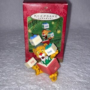 Hallmark Lionel plays with words from Between the lions ornament 2001